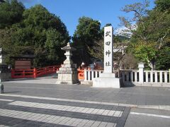 武田神社へ向かいます
平日金曜日なのに駐車場はほぼ満車で参拝者も多かったです