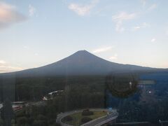 部屋の窓から早朝富士山
昨日は雲で隠れてましたが今日はとても綺麗に見えます