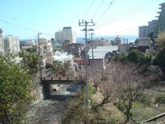 写真は伊豆熱川駅付近から海方面を見た様子。坂が多いことがうかがえます。