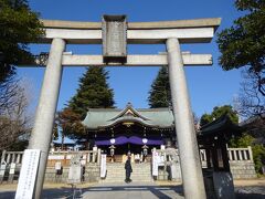 八幡神社（鳥居）創建は１３１２年、尾久の地が鎌倉の鶴岡八幡宮の領地となった頃です。尾久の総鎮守で農業・工業・商業の神様です。　