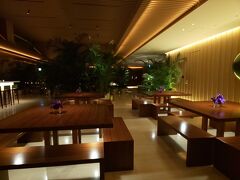 こちらが「Lobby Bar」のベンチシートのテーブル席。
ちょっとここは。。ベンチシートに長く座ると腰とおしりが。。（若くないもんでｗ
アフタヌーンティの時はこちらにもゲストが数組いましたが、可能ならやはりソファ席が良いですよね～