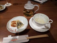 娘が定時までラウンジでお仕事した後、近くで軽く夜ごはん食べちゃおう♪と食べログ調べて来たお店がこちら「穴子や」さん。
https://tabelog.com/tokyo/A1307/A130704/13249598/
https://www.anagoya-kamiyacho.jp/
なかなか良いお店を見つけちゃいました♪ランチもお得そうだし、穴子のしゃぶしゃぶとか食べてみたい～

写真はホットのジャスミン茶とお通しの「かぼちゃ天」
かぼちゃの甘みを引き立てる塩味が絶妙で美味しかった。