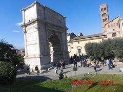 ティトゥスの凱旋門です。フォロロマーノに入ってすぐにある門です。