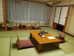 急いで走ってホテルに戻って。
一番お安いお部屋だけど、良いじゃない？