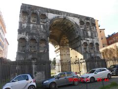 ヤヌス門（ジアノ凱旋門）です。サン・ジョルジョ・イン・ヴェラブロ教会とアルジェンタリ門の西に位置します。