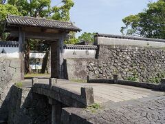 福江城(石田城)は、国境警備のため立派な城が築かれた。蹴出門は昔の面影をそのまま残す。