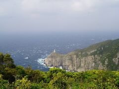 福江島の教会巡りスタートは、島の西端大瀬崎。展望台から、はるか彼方に灯台が見える。