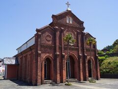 いくつも教会を巡っていると、どこがどこだかわからなくなるが、五島にある教会はどれも小さい。楠原教会は、鉄川与助により建てられたレンガ造りの立派な建物。鉄川与助とは後述。