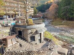 四万温泉の温泉街の終点のバス停の目の前にある荻橋の袂から河原へ下りる階段があり、下りたところに丸い石を外壁に貼りつけた無料で入れる河原の湯があります。
コロナの規制なのか現在（2021.11.14現在）入浴できるのは９：００～１４：００まで。
男湯と女湯がありますが洞窟風呂のような雰囲気があってなかなかいい雰囲気の温泉でした。
