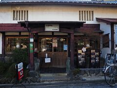 時刻は14：00前…周囲は民家が多く、嵐山方面まで飲食店を探しに行くとランチ難民になってしまうので、祇王寺に行く途中に見かけた“奥嵯峨野 あだしの”へ。