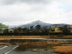 GoogleMapに従って住宅街をひたすら歩いているうちに、ランチ難民になってしまった。
やっと大きな通りに出たと思ったら賀茂川で、川の向こうに見える山はおしろいをはたいた様な薄化粧をしていて、寒々しさが募る。

