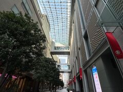 続いて日本橋・高島屋へ向かいます。
高島屋新館と本館の間のアーケード