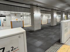 豊洲へ移動

地下鉄豊洲駅のプラットフォームは何これ？？
以前は4車線あったのが2車線になったので、こんなことになったらしいです。