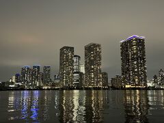 豊洲公園へ散歩に出かけました。
運河の向こうは晴海のタワマン群です。