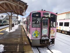 会津若松行の快速列車。
一応となりのリバティーから接続しているので「リレー号」という名前が付いている。