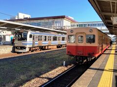 内房線君津行快速の接続を受けて出発する。
本数が一時よりだいぶ減った小湊線だが、現在は五井駅で総武線直通の快速電車と接続する列車が多い。