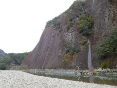 河川敷に降りてみます。雨が止んでて良かった。