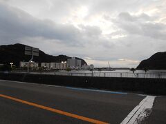 徒歩でホテルに向かった。駅を出て5分程で海水浴場に出ます。