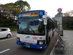 金沢城公園からひがし茶屋は結構距離があるので当然バス。
ひがし茶屋街の最寄りのバス停橋場町に行くバスが１０分も待たないうちに来たと思う。