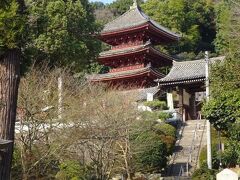 　広島ぶらり旅 2日目は、ベッセルホテル福山から芦田川を渡り約2kmの明王院からスタ－トです。　無料駐車場が有り、そこから少し歩いてやや急の石段を上ります。
　愛宕山中腹近くにある明王院は、807年 弘法大師の開基と伝えられています。
鎌倉時代末期に再建された本堂と室町時代前期に建築された五重塔が、共に国宝に指定されている明王院は、西国屈指の寺院になります。