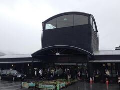 湯布院駅のてっぺんは、4月の熊本地震で被災したが、今回しっかり直っていた。