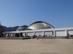 笠岡では、カブトガニ博物館と恐竜公園を見学し、笠岡駅付近の中華そば坂本へ
