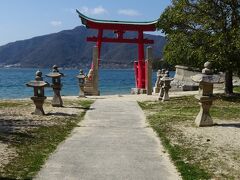 　後藤鉱泉所から約8km、岩子島 厳島神社の無料駐車場に到着。この神社は、宮島の厳島神社の分社で、境内になる浜辺には朱塗りの大鳥居と灯籠があり、宮島と同じく満潮時には海の中に浮かぶ美しい鳥居や灯籠の光景を見ることができます。さらに夕暮れは、本州側に沈む夕日が美しく、照らされた鳥居は素晴らしいそうです。　
　手水舎や石灯篭も潮が満ちると海水に浸り、どことなく神秘的な光景が広がるパワースポットです。