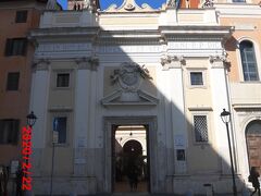 サン・シルベストロ広場の北側にあるカピテのサンシルヴェストロ大聖堂の入り口の門です。