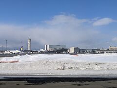 雪景色の新千歳空港。ほぼ定刻の到着です。この時の気温は、たしか-13℃。この旅行中の最低気温は-21℃ですから、-10℃台はまだ序の口です。