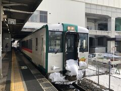 旅の1日目の1月29日（土）は、東京駅9時40分発の東北新幹線『やまびこ55号』盛岡行きに乗車しました。

当日は自由席を利用しましたが、車内は進行方向に向かって左側の2列席が先に埋まり、右側の3列席は空席がかなり目立っていました。

『コロナ第6波』が声高に言われる中、まだ旅行自粛のムードでした。

11時49分に古川駅に到着し、下車して在来線の陸羽東線に乗り換えました。

ホームには鳴子温泉行き普通列車のキハ112系が先頭部にいっぱい雪を付けて出発を待っていました。
