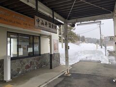 13時15分に鳴子温泉駅から1駅隣りの中山平温泉駅に到着しました。

ここで下車して、宿泊先に向かいました。

山形県境に近いこの辺りの積雪量は1m以上ありました。