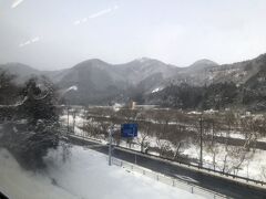 終点の鳴子温泉駅近くになると、車窓から見える積雪は明らかに増えていました。

50㎝以上はありそうです。