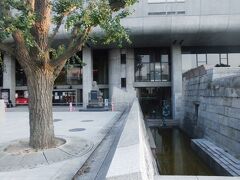 目の前には東京文化会館があります。