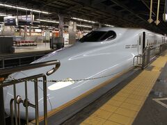 １２月１８日(土)
早朝の新大阪駅⇒新幹線に乗って、西の方に向かいました・・