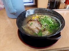 駅前のラーメン屋さんで昼食。