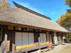 道の駅霊山たけやまにあるやぶき屋根のいかにもおいしそうなお蕎麦屋さん「そば処　けやき」
