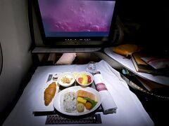 【成田→カタール（ドーハ）／カタール航空】

カタールの食事は、時間が決まっていなく、好きな時にアテンダントを呼んで、いつでも食事や飲み物を注文する事ができます。