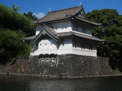 腹ごなしにまた散歩しました。巽櫓。富士見櫓ほど有名ではないですが、美しい櫓です。