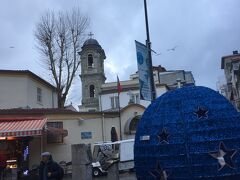 オスマン・アー・モスクから市場のある繁華街に入ります。徒歩２分ほどの所にある聖エフィミア教会。これはギリシャ正教会ですね。トルコでは多数派のキリスト教会です。
