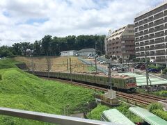 東急線のフリーパスを購入し、東急田園都市線に乗車して、西へ。
西に行くにつれて沿線の地形は上り下りが多くなり、車両がトンネルを通る所もあります。
緑や野原も多くなり、その中に住宅地が共存している感じでした。
