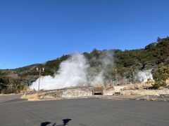 韓国岳に向かう途中でとんでもない煙が出ている場所を発見したので、駐車場にとめて見てみることに。