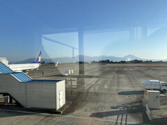 8:45、鹿児島空港到着！

鹿児島空港からは霧島連山が見えちゃいます♪