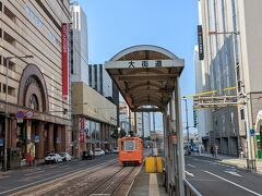 繁華街の大街道で降りて、小洒落た商店街の通り（ただし開店前）を５分ほど歩くと