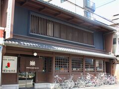 京都観光3日目のこの日
予定のコースを終え
私は、ホテルに戻らずに
自由時間を使って
先ずやって来たのは
やはり「イノダコーヒ本店」