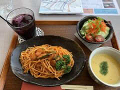 館内のティールームで、諏訪湖を見ながらランチ。