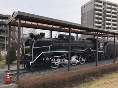 おお！機関車発見！「D51　824」昭和45年、活躍を終えてここへ。
雨や雪から守る屋根が掛けられていました。