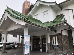 湖を背にして、進みます。諏訪市美術館。