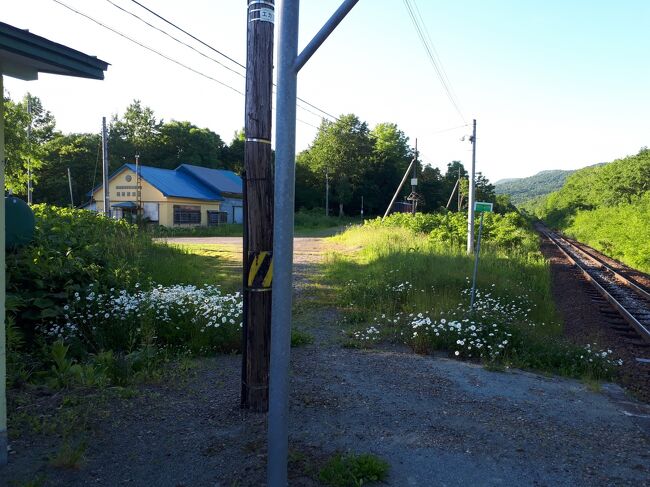 列車を待っていると、観光客の方がやって来ました。<br />あれこれ情報交換。<br /><br />今日の宿が天塩川温泉だと話すと「送っていこうか」と言ってくださりました。<br />夕暮れの道を歩くのも不安なので、お言葉に甘えることにしました。