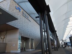 米軍基地から広まったというオミクロン株。
岩国空港は米軍基地の中を通過するので着陸時の写真撮影が不可、戦闘機や兵士の姿が見られました。飛行機が基地の外へ出ると長いゲートで敷地を閉鎖する徹底っぷり。
岩国は(いつも通り)人がまばらでした。空港からのバスは写真と反対側の出口につきます。