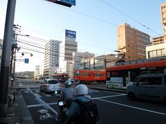 大手町名物の踏切待ちをする路面電車。路面電車と普通鉄道の交差点は日本でここだけでしょう。
路面電車もあるけど大した距離でもないのでここからJR松山駅まで歩く。
ちなみに伊予鉄三津駅から大手町まで乗って歩く今回のパターンと、三津からさらに歩いてJR三津浜から直接行くパターンがある。どっちもどっちと思う。